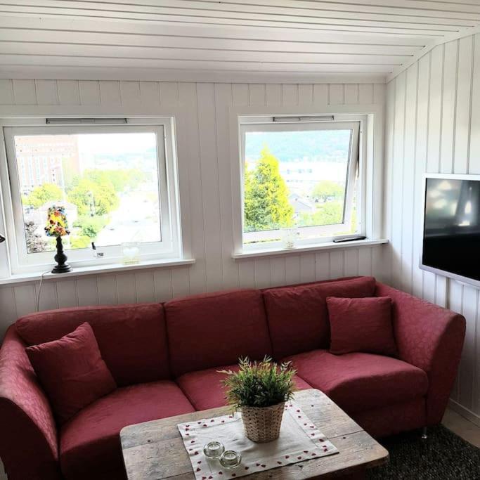 Lys Og Lettstelt Leilighet Med Utsikt Over Byen Apartamento Sandefjord Exterior foto