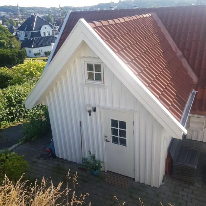 Lys Og Lettstelt Leilighet Med Utsikt Over Byen Apartamento Sandefjord Exterior foto